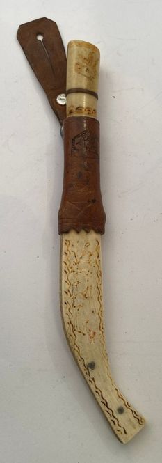 Hovedbilde Same kniv med signatur på slire(15)