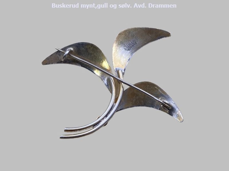 925 sølv brosje med emalje.