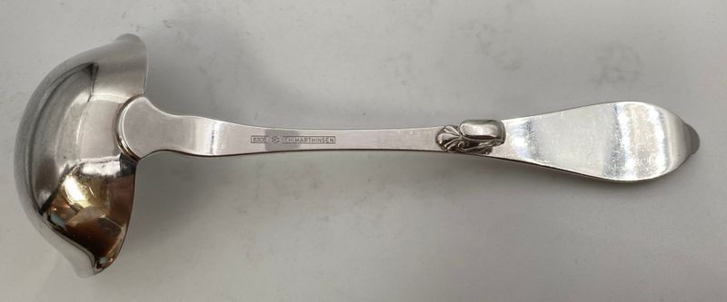 Opphøyd rose: Sauseskje med krok 17 cm