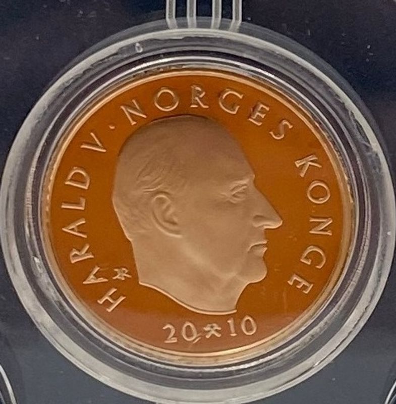 10 krone Ole Bull 2010  i fiolin stativ.